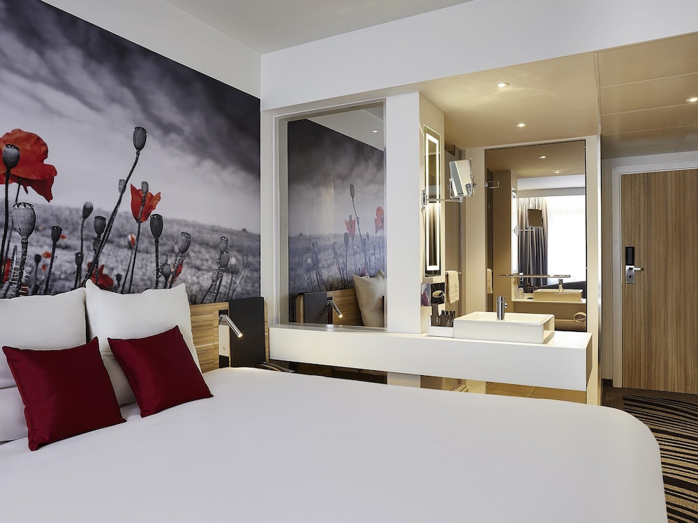 Habitación superior con cama doble: 1 cama doble del hotel Novotel Ieper Centrum Flanders Fields. Foto 4