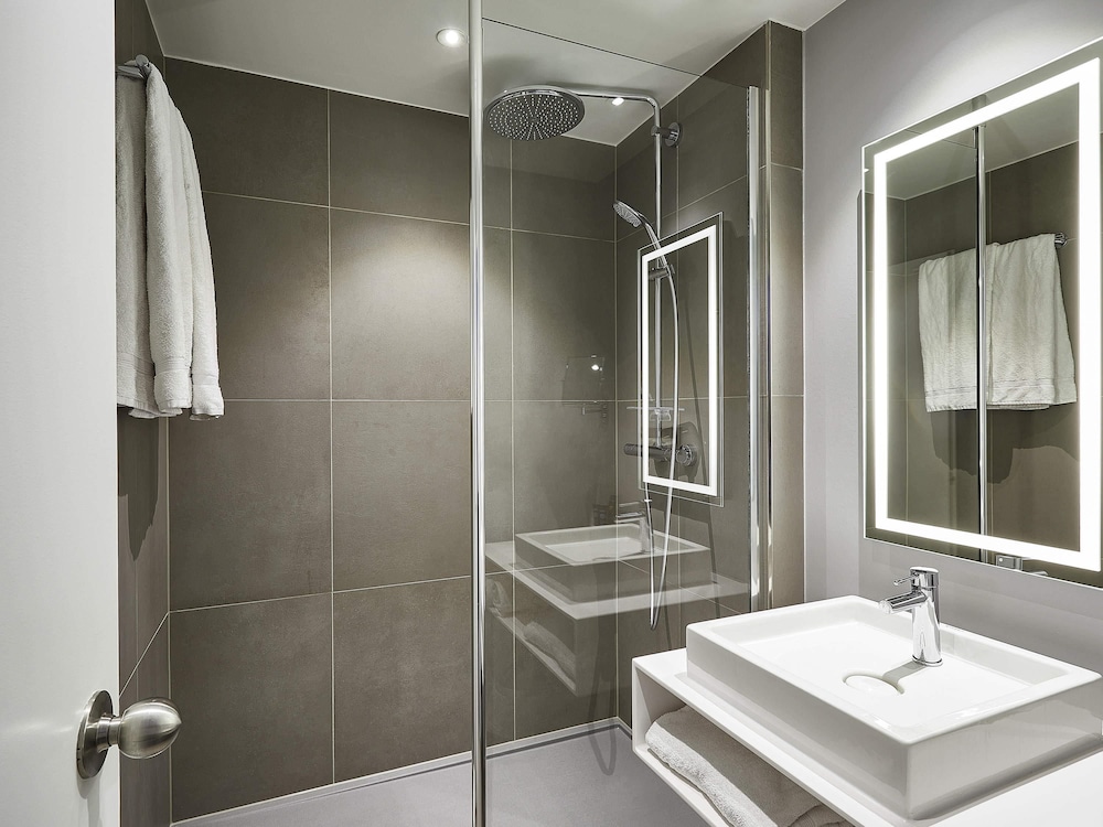 Habitación superior con dos camas individuales: 2 camas individuales + 1 sofá - cama del hotel Novotel Ieper Centrum Flanders Fields. Foto 3