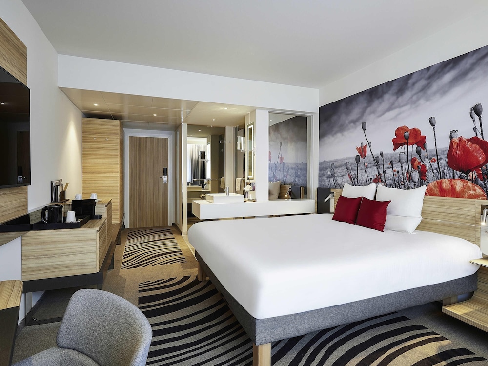 Habitación superior con cama doble: 1 cama doble del hotel Novotel Ieper Centrum Flanders Fields. Foto 5