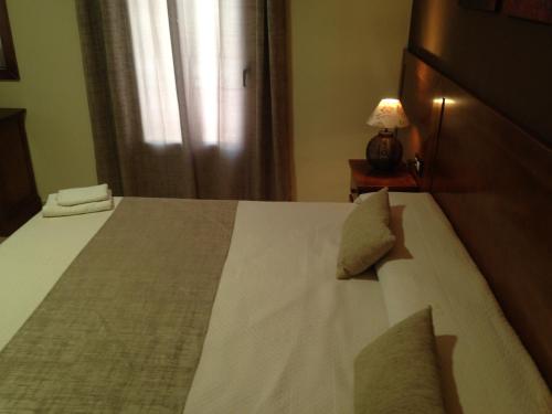 Habitación con cama extragrande y balcón del hotel Don Juan. Foto 1