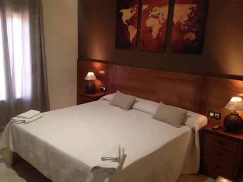 Habitación con cama extragrande y balcón del hotel Don Juan. Foto 2