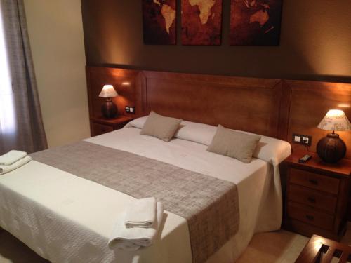 Habitación con cama extragrande y balcón del hotel Don Juan. Foto 3