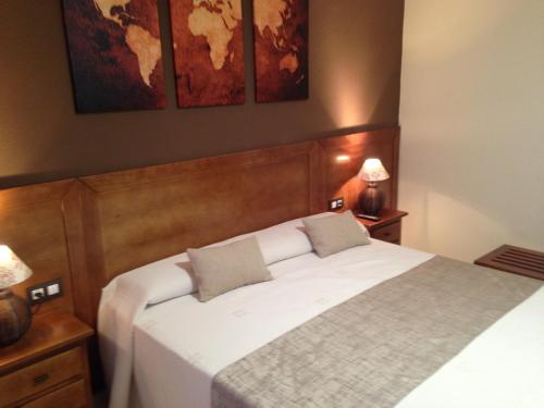 Habitación con cama extragrande y balcón del hotel Don Juan. Foto 4