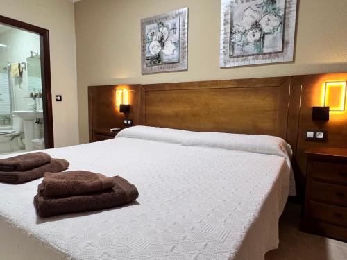 Habitación con cama extragrande y balcón del hotel Don Juan. Foto 5