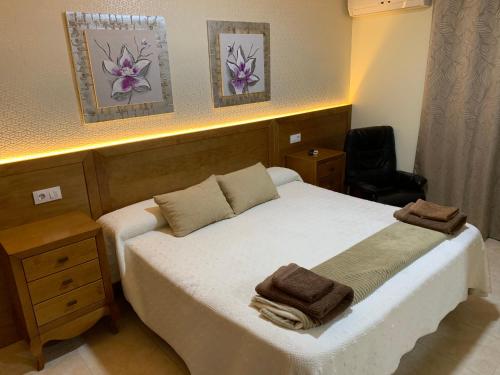 Habitación con cama extragrande y balcón del hotel Don Juan. Foto 7