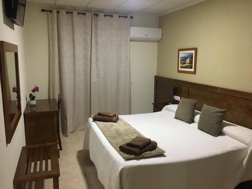 Habitación con cama extragrande y balcón del hotel Don Juan. Foto 8