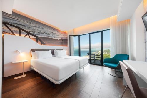 Habitación Doble con balcón y vistas al mar - 1 cama grande o 2 individuales del hotel Eurostars Cascais