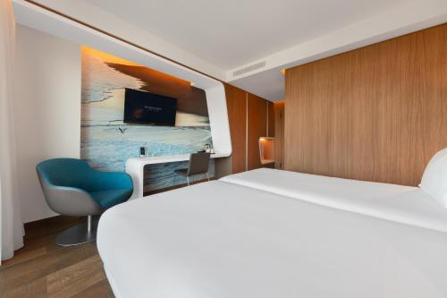 Habitación Doble con balcón y vistas al mar - 1 cama grande o 2 individuales del hotel Eurostars Cascais. Foto 3