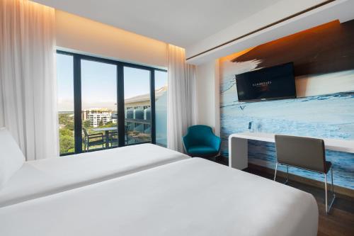 Habitación Doble con balcón y vistas al mar - 1 cama grande o 2 individuales del hotel Eurostars Cascais. Foto 5