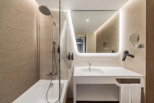 Habitación Triple Estándar con balcón y vistas al mar del hotel Eurostars Cascais