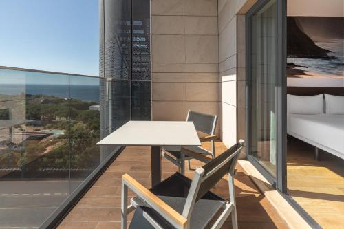Habitación Triple Estándar con balcón y vistas al mar del hotel Eurostars Cascais. Foto 1