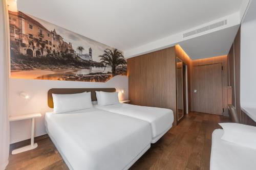 Habitación Triple Estándar con balcón y vistas al mar del hotel Eurostars Cascais. Foto 3