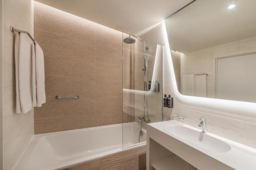 Habitación Triple Estándar con balcón y vistas al mar del hotel Eurostars Cascais. Foto 4