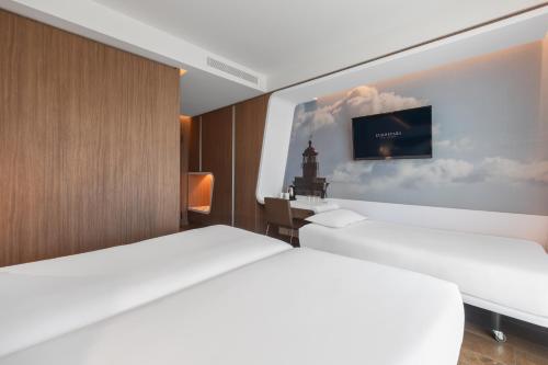 Habitación Triple Estándar con balcón y vistas al mar del hotel Eurostars Cascais. Foto 5