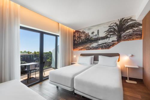 Habitación Triple con balcón y vistas a la ciudad del hotel Eurostars Cascais