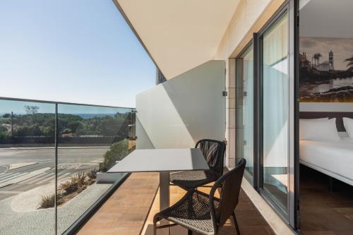 Habitación Triple con balcón y vistas a la ciudad del hotel Eurostars Cascais. Foto 1
