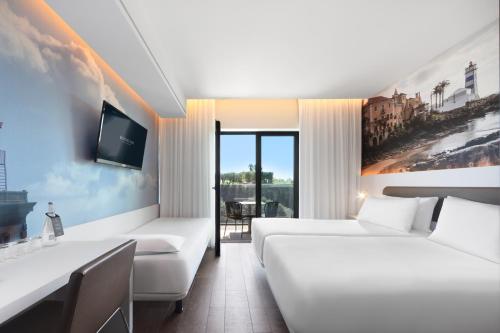 Habitación Triple con balcón y vistas a la ciudad del hotel Eurostars Cascais. Foto 3