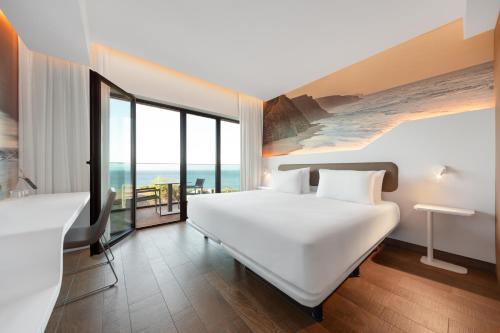 Suite Junior con balcón y vistas al mar del hotel Eurostars Cascais
