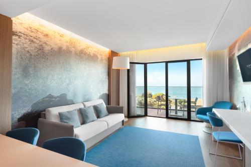 Suite Junior con balcón y vistas al mar del hotel Eurostars Cascais. Foto 1