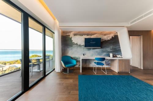 Suite Junior con balcón y vistas al mar del hotel Eurostars Cascais. Foto 3