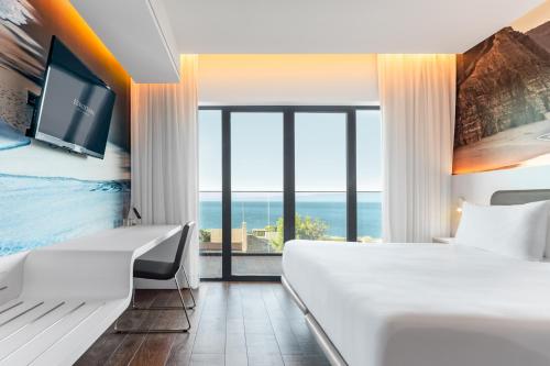 Suite Junior con balcón y vistas al mar del hotel Eurostars Cascais. Foto 5