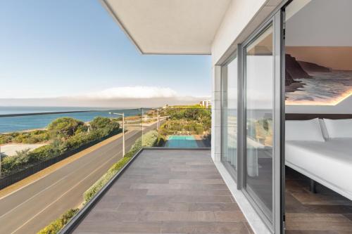 Suite Junior con balcón y vistas al mar del hotel Eurostars Cascais. Foto 7