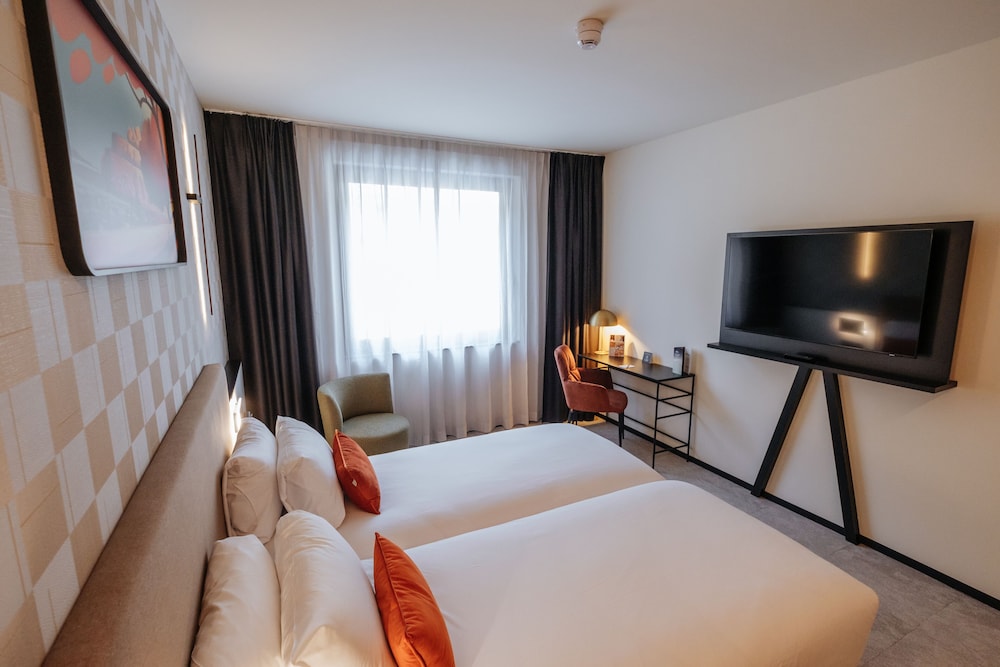 Habitación Classic con 2 camas individuales y vistas a la ciudadela del hotel Mercure Namur. Foto 1