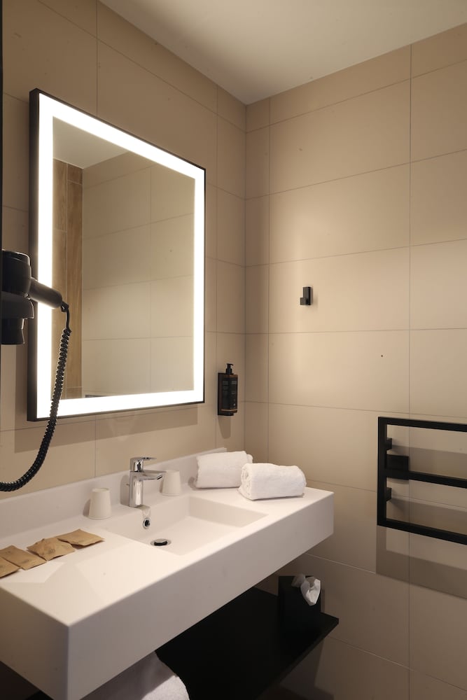 Habitación Classic con 2 camas individuales y vistas al río del hotel Mercure Namur. Foto 3