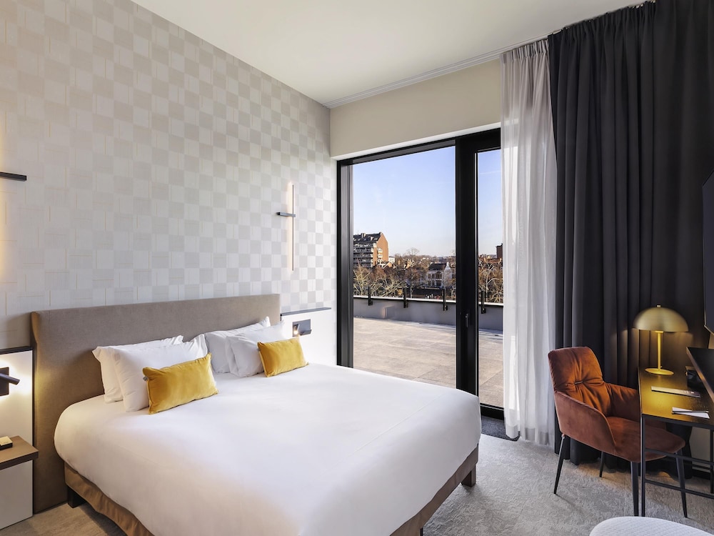 Habitación Privilege con 1 cama king size, acceso a la terraza y vistas al río del hotel Mercure Namur