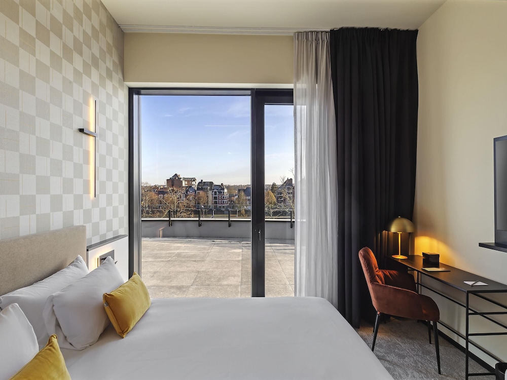 Habitación Privilege con 1 cama king size, acceso a la terraza y vistas al río del hotel Mercure Namur. Foto 1