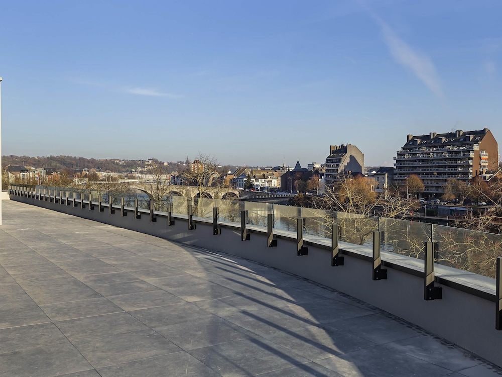 Habitación Privilege con 1 cama king size, acceso a la terraza y vistas al río del hotel Mercure Namur. Foto 3