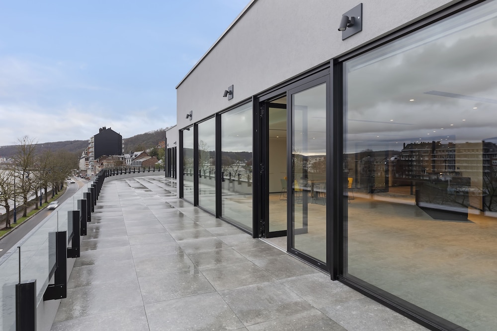 Habitación Privilege con 1 cama king size, acceso a la terraza y vistas al río del hotel Mercure Namur. Foto 6