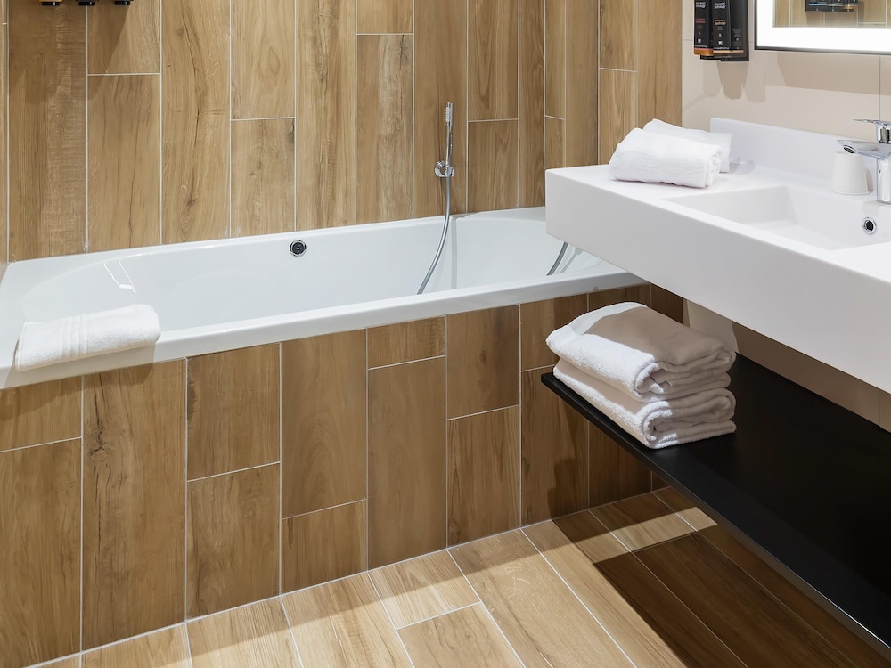 Habitación Privilege con 1 cama king size, bañera de hidromasaje y vistas a la ciudadela del hotel Mercure Namur. Foto 1