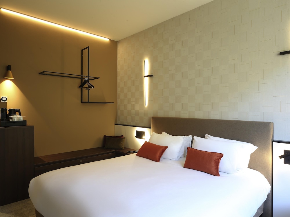 Habitación Privilege con 1 cama king size, bañera de hidromasaje y vistas a la ciudadela del hotel Mercure Namur. Foto 3
