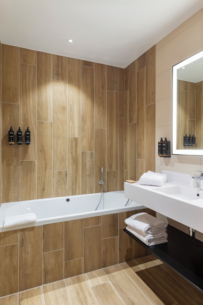 Habitación Privilege con 1 cama king size, bañera de hidromasaje y vistas a la ciudadela del hotel Mercure Namur. Foto 4