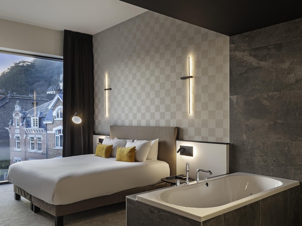 Suite Junior con 1 cama king size, bañera de hidromasaje y vistas a la ciudadela o el río del hotel Mercure Namur