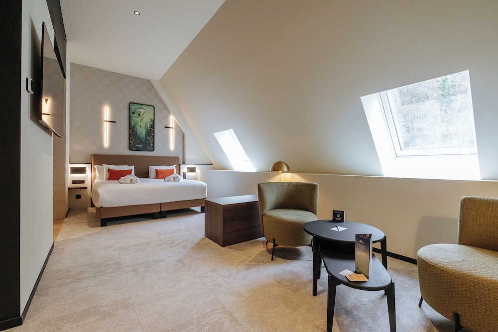 Suite Junior con 1 cama king size, bañera de hidromasaje y vistas a la ciudadela o el río del hotel Mercure Namur. Foto 1