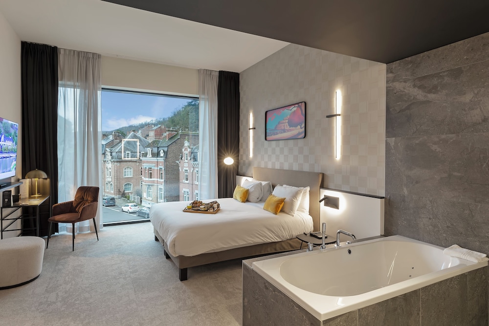 Suite Junior con 1 cama king size, bañera de hidromasaje y vistas a la ciudadela o el río del hotel Mercure Namur. Foto 2