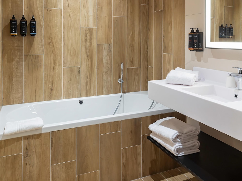 Suite Junior con 1 cama king size, bañera de hidromasaje y vistas a la ciudadela o el río del hotel Mercure Namur. Foto 4