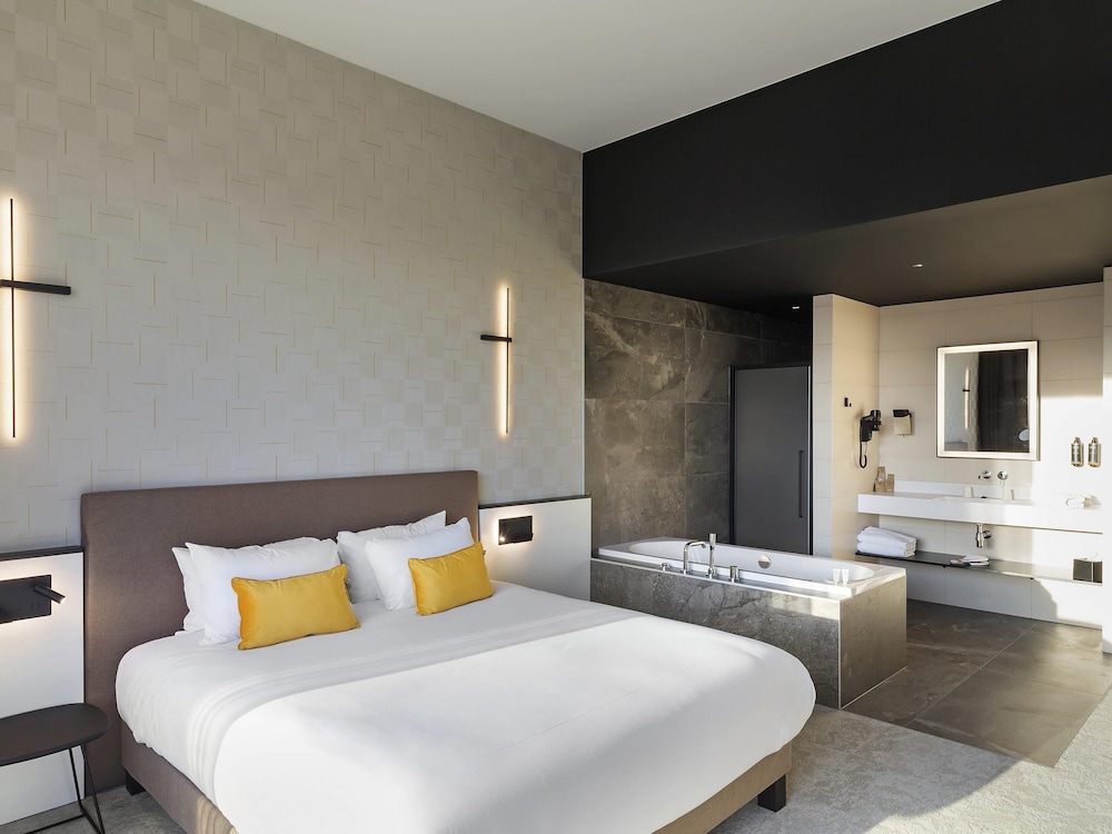 Suite Junior con 1 cama king size, bañera de hidromasaje y vistas a la ciudadela o el río del hotel Mercure Namur. Foto 5