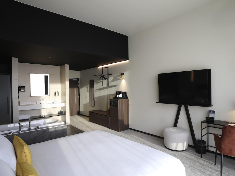 Suite Junior con 1 cama king size, bañera de hidromasaje y vistas a la ciudadela o el río del hotel Mercure Namur. Foto 6