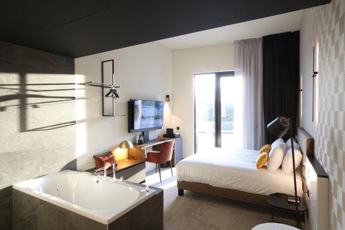 Suite Junior con 1 cama king size, bañera de hidromasaje, acceso a la terraza y vistas al río del hotel Mercure Namur. Foto 8