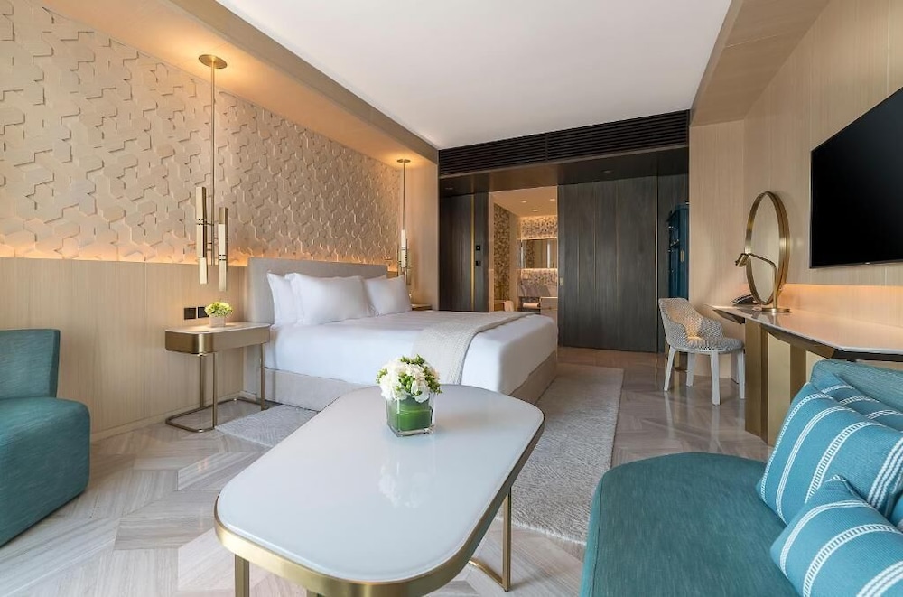 Habitación de lujo con vistas al mar del hotel FIVE Palm Jumeirah Dubai. Foto 1