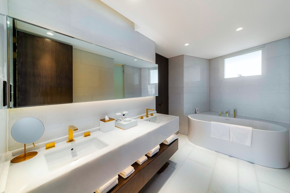 Suite XL con piscina y terraza, 3 dormitorios del hotel FIVE Palm Jumeirah Dubai. Foto 11