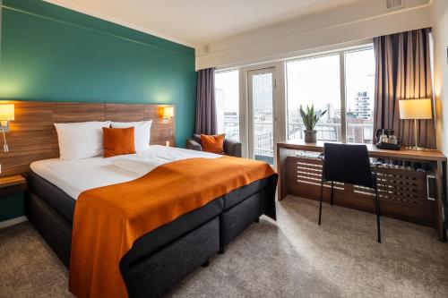 Habitación con cama grande y vistas a la ciudad del hotel Atlantic