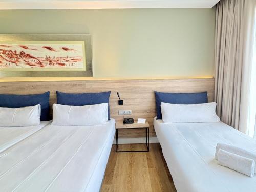 Habitación Doble con cama supletoria - 2 camas del hotel Eurohotel Barcelona Gran Via Fira. Foto 8