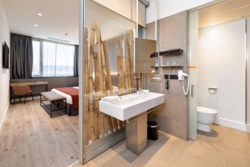 Habitación Triple Elegance del hotel Alexandre Fira Congress. Foto 1