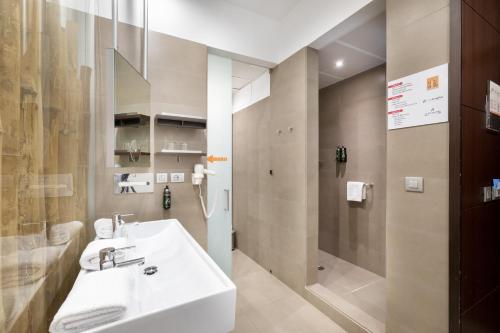 Habitación Triple Elegance del hotel Alexandre Fira Congress. Foto 2