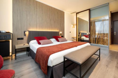 Habitación Triple Elegance del hotel Alexandre Fira Congress. Foto 4