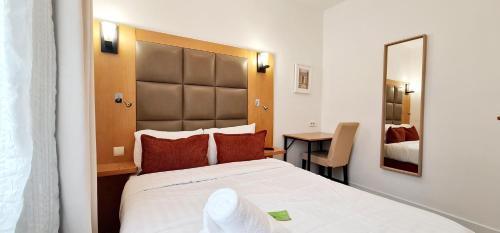Habitación Doble Económica del hotel Hotel De France. Foto 1
